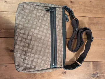 던힐의 D-EIGHT 패턴 숄더백