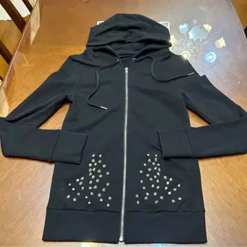 스터드 장식 블랙 후드티