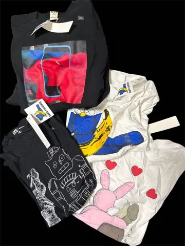 KAWS UNIQLO 맨투맨 & t셔츠 세트