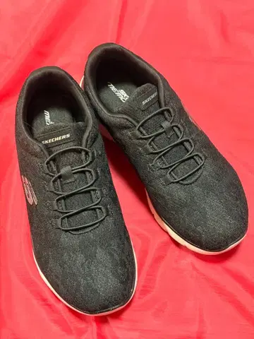 [ SKECHERS ] 블랙 스니커즈