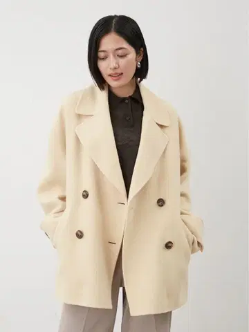 크림색 울 혼방 더블 브레스트 코트