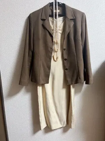 PRALINE 브라운 자켓과 BRIGITTE 베이지 드레스 세트