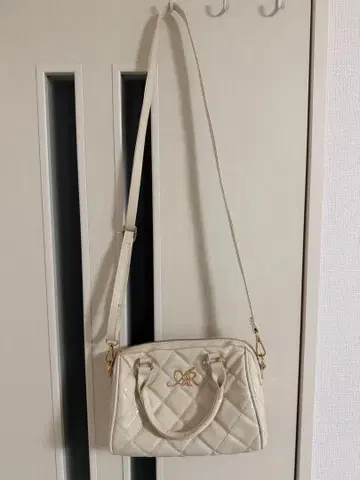 화이트 퀼팅 숄더백