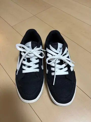 VANS V2000 CVS 블랙 스니커즈