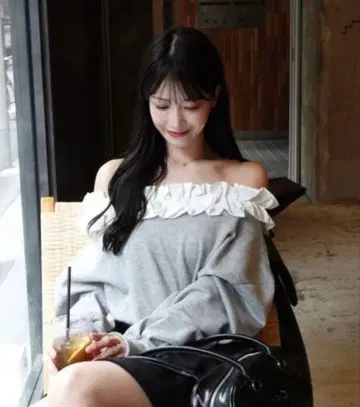 mellowneon 오프숄더 프릴 맨투맨