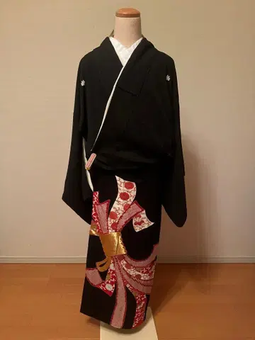블랙 금실 자수 기모노