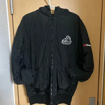 XLARGE 블랙 다운 자켓 후드 부착