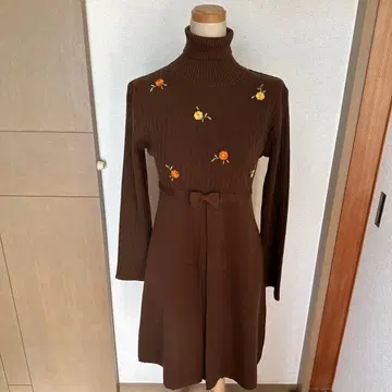 GALLERY VISCONTI 터틀넥 꽃무늬 자수 니트 원피스