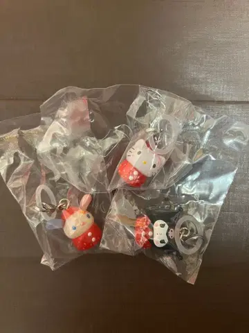 산리오 가챠가챠 딸기 마크 액세서리 키티 쿠로미 우사하나