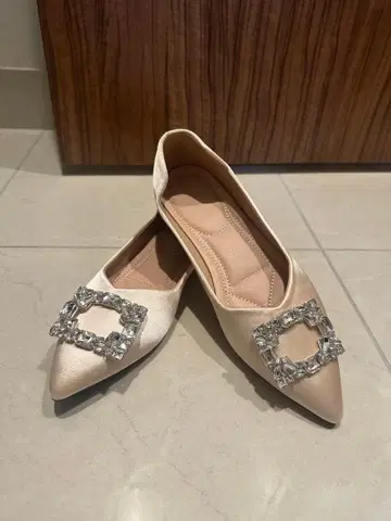 비쥬 포함 베이지 스틸레토 플랫슈즈