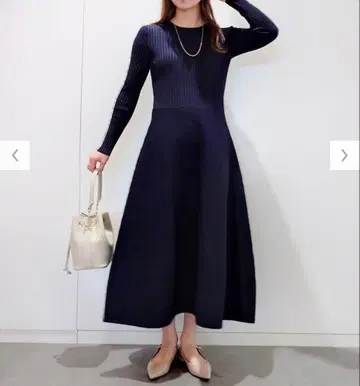 홀가먼트 니트 플레어 원피스 네이비