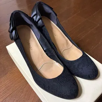 리본 포함 블랙 펌프스 23cm