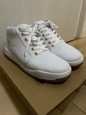 VANS v2810 화이트 스니커즈