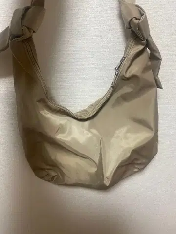 베이지 나일론 숄더백 노트 핸들