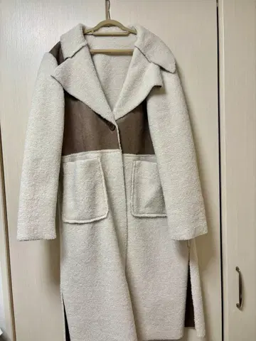 EMODA 바이컬러 보아 무스탕 코트