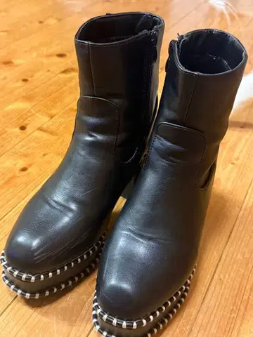 스티치 디자인 통굽 숏부츠 (블랙)