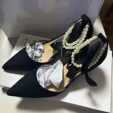 블랙 새틴 스틸레토 펌프스