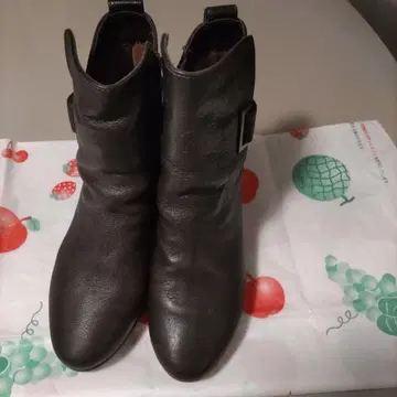 짙은 갈색 가죽 숏부츠 버클 포함