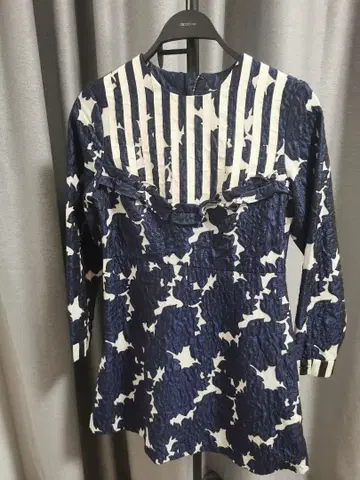 네이비와 화이트의 긴팔 블라우스