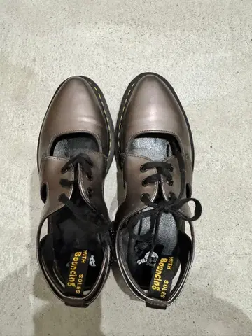 닥터마틴 GENNA Dr.Marten 3홀 샌들 에나멜