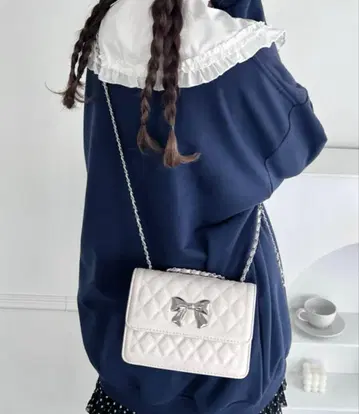 Loueme 메탈 리본 퀼팅 체인백 아이보리