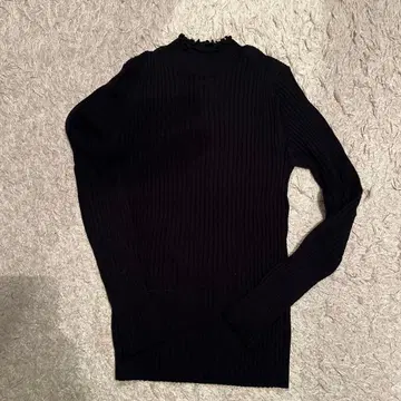 블랙 리브 프릴 넥 스웨터