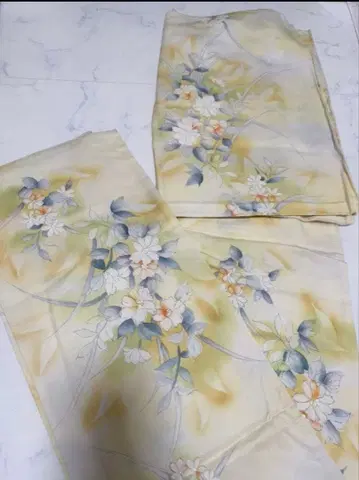 연한 옐로우 컬러 꽃무늬 앤티크 코몬