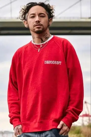 Jesse 착용 The BONEZ Crescent SWEAT