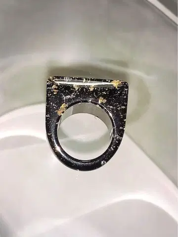 블랙과 금의 트라이앵글 반지