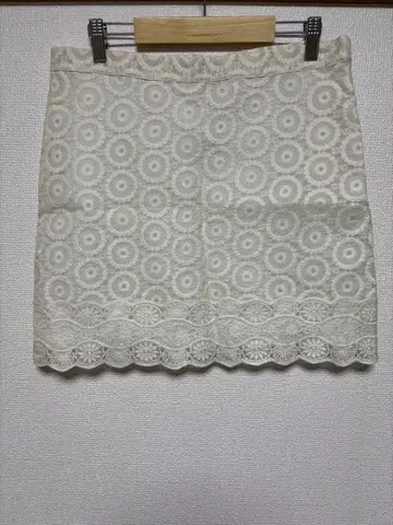 아이보리 레이스 무늬 타이트 스커트
