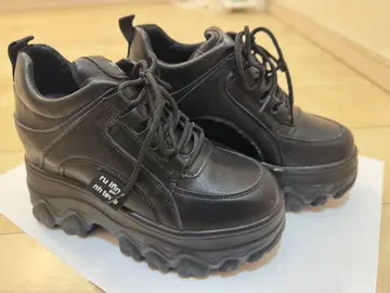 NHUANGLING 통굽 하이컷 스니커즈 블랙