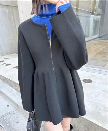 지퍼 달린 블랙 니트탑