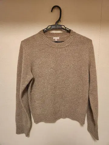 드레 스테리아 베이지 긴팔 니트