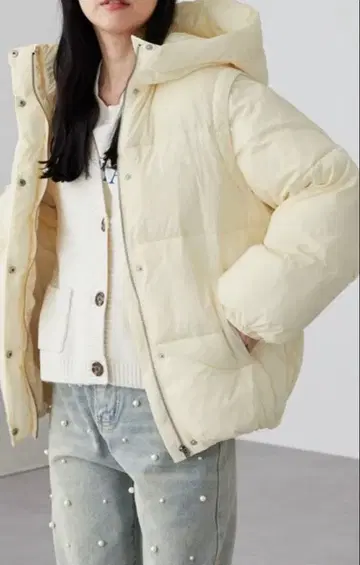 크림색 후드 부착 다운 자켓