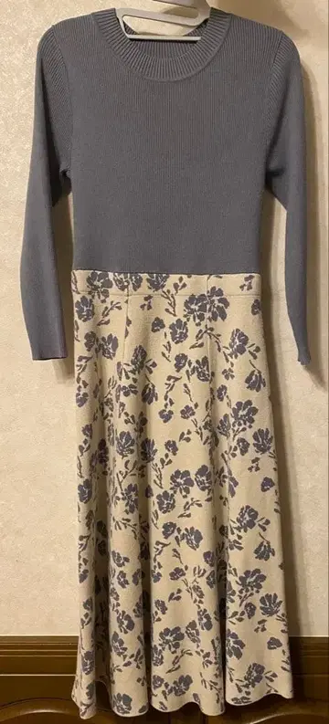 그레이 꽃무늬 스커트의 긴팔 원피스