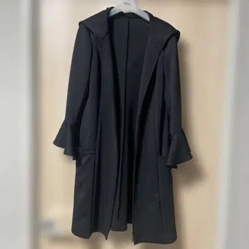 르네 블랙 플레어 소매 롱 코트