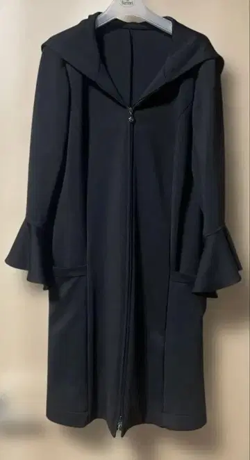 르네 블랙 플레어 소매 롱 코트