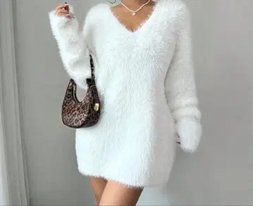 화이트 V넥 포근니트