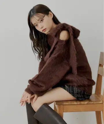 Chico 어깨 리본 숄더 슬릿 오프숄더 샤기 니트 브라운