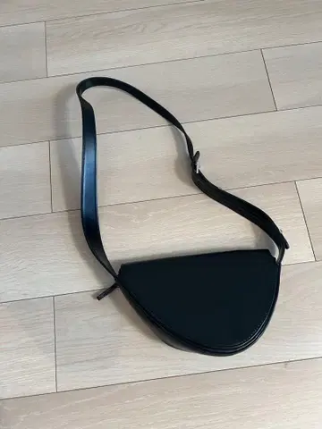 블랙 하프문 숄더백