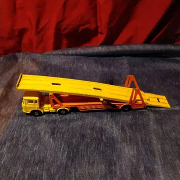 트레일러 타입 미니카 옐로우 컬러와 오렌지