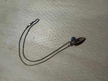 깃털 모티브 목걸이 파란색 보석 포함