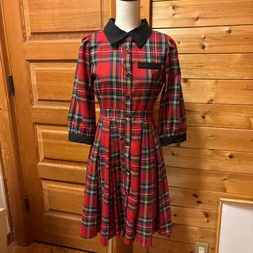 빨간색과 블랙 체크 무늬 무릎 기장 원피스