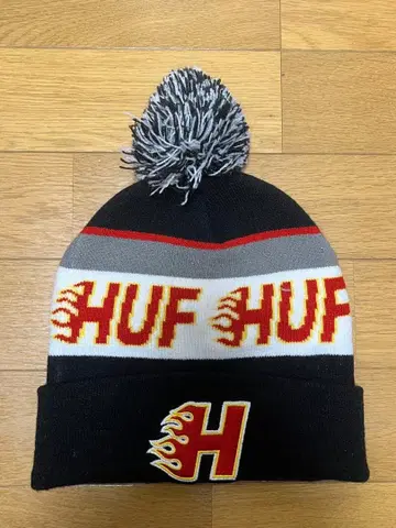 HUF 폼폼 포함 니트 모자