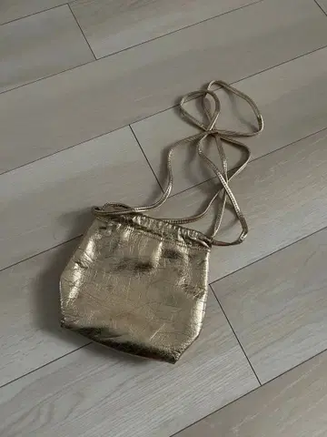 메탈릭 골드 숄더백