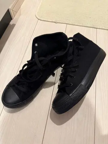 블랙 하이컷 스니커즈