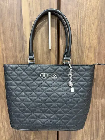 GUESS 퀼팅 토트백 블랙