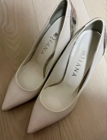 DIANA 화이트 스틸레토 펌프스