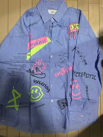 그래피티풍 프린트 긴팔 셔츠