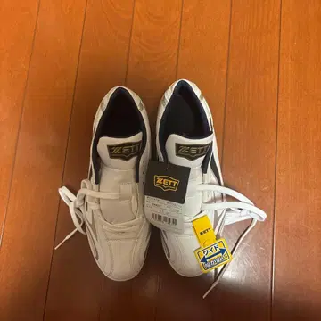 ZETT 화이트/네이비 스파이크 슈즈